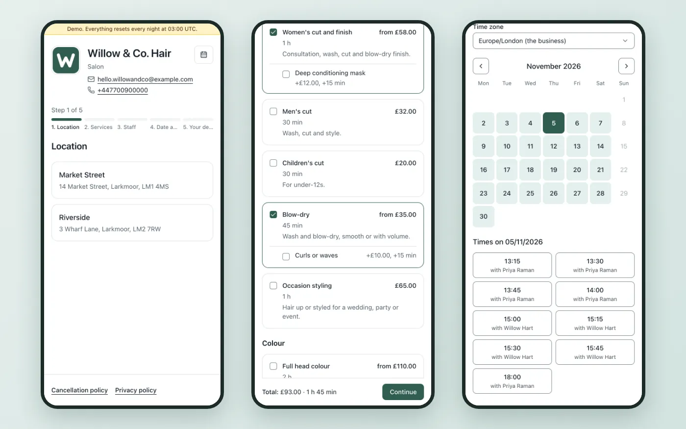 Tre schermate della pagina di prenotazione NextBooking su telefono: scelta della sede, selezione dei servizi con opzioni aggiuntive, poi selezione di data e ora